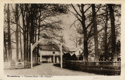 15437 Gezicht in de oprijlaan van het huis De Schans met omringende tuin te Woudenberg; in gebruik als hotel-pension. ...